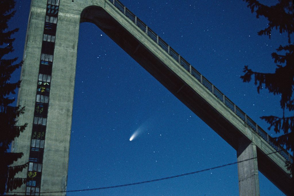 Comet Hale-Bopp framed by a ski jumping structure