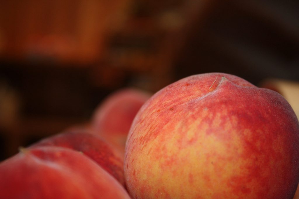 A pile of peaches