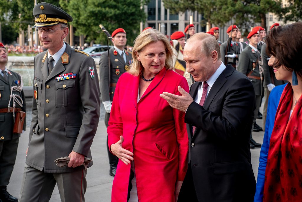 putin and a group of foreign dignitaries